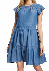 Robe en denim en forme de A avec des manches courtes flottantes, un col rond et des détails brodés. Présente une jupe à étages avec une texture froncée.