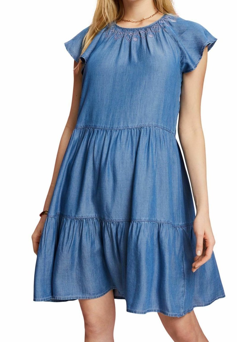 Robe en denim en forme de A avec des manches courtes flottantes, un col rond et des détails brodés. Présente une jupe à étages avec une texture froncée.