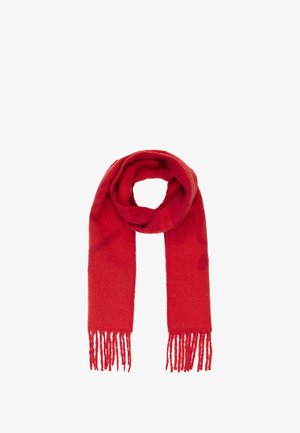 Pehme punane villane sall, millel on äärtes fringing, volditud silmusteks, isoleeritud valgel taustal.