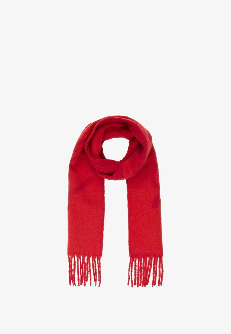 Měkký červený vlněný šátek s třásněmi na koncích, složený do smyčky, izolovaný na bílém pozadí.