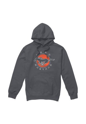 Dunkelgrauer Hoodie mit Kängurutasche, Kordelzug und einem roten, runden Ford Mustang-Logo mit laufendem Pferd.