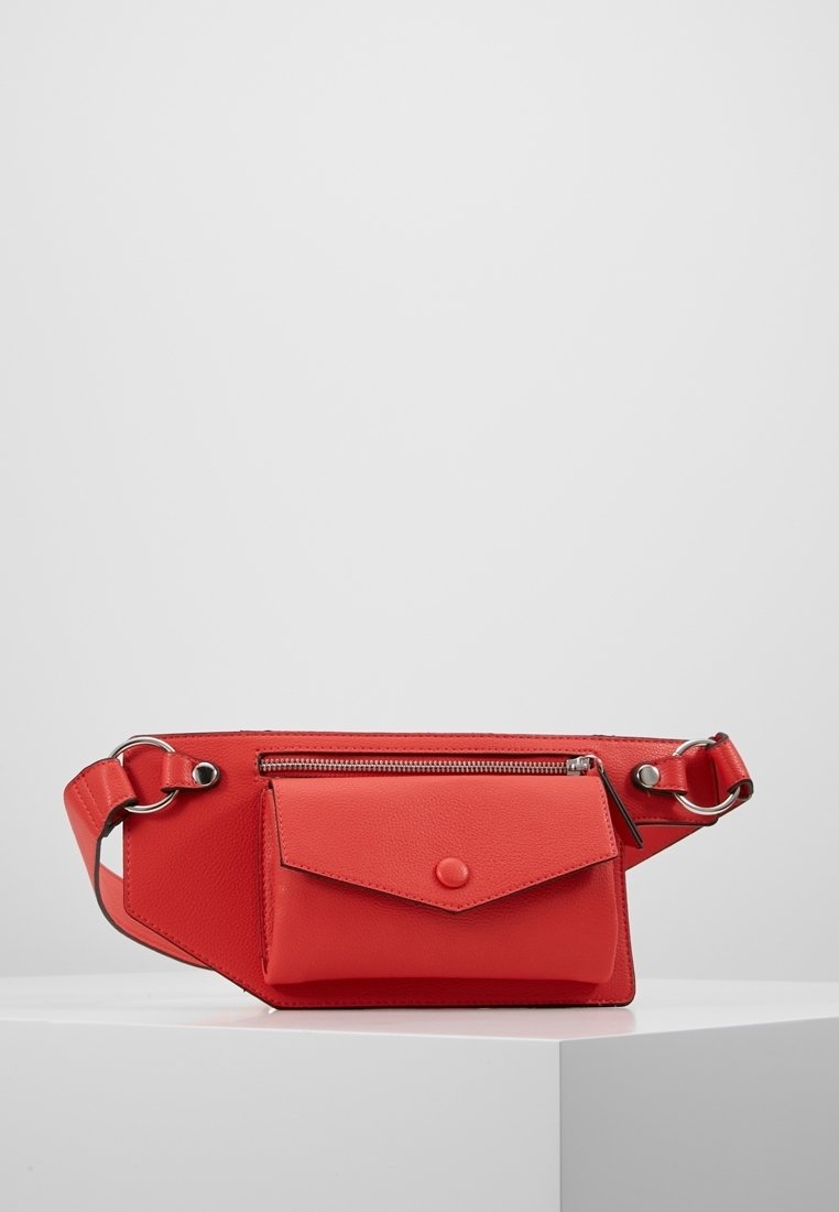 Marsupio in ecopelle rossa con scomparto principale con zip, tasca anteriore con flap e tracolla regolabile con dettagli in metallo argentato.