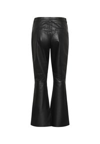 Juodos odinės sijoninės kelnes, turinčios lygų paviršių, vidutinio aukščio liemenį ir užpakalines kišenes. Dizainas yra elegantiškas ir prigludęs prie kūno.