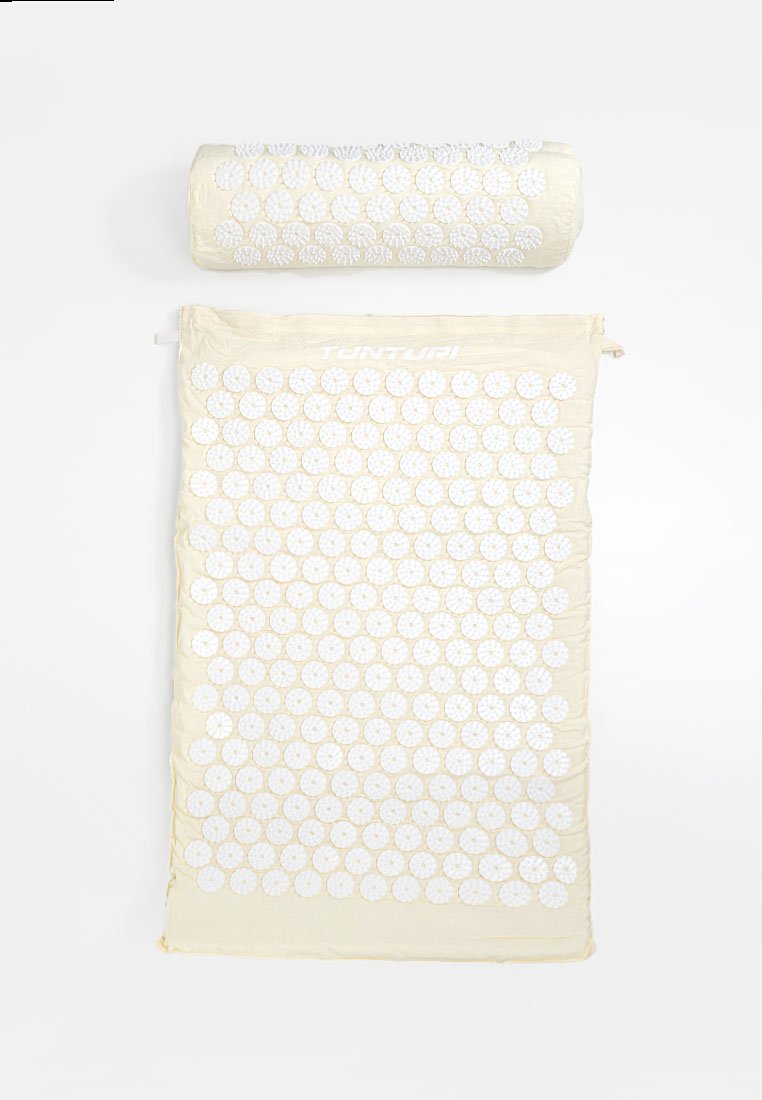 Beige Matte mit weißen zirkularen Spitzen, die in einem Raster angeordnet sind, mit einem passenden zylindrischen Kissen. Der Markenname "TUNTURI" ist in Weiß aufgedruckt.