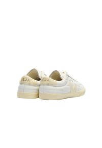 Sneaker bianchi in pelle con accenti crema, con una finitura testurizzata, colletto imbottito e logo "VEJA" in rilievo sul tallone.