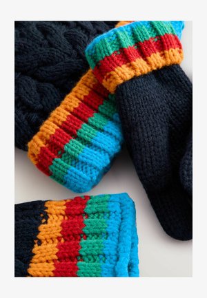 Mănuși tricotate cu un corp din tricot cu model împletit închis la culoare și manșete colorate în nuanțe de albastru, verde, roșu și portocaliu.