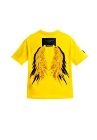 Camiseta de algodón amarilla con grandes diseños de alas en negro y dorado en la espalda, con una etiqueta negra en el cuello. Corte casual y mangas cortas.
