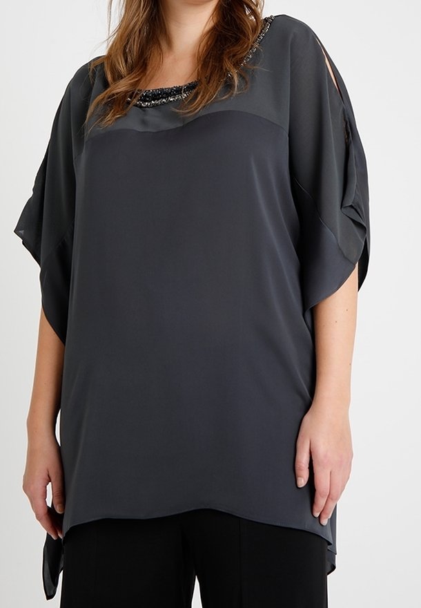 Ciemnoszara bluzka o luźnym kroju, z szerokimi rękawami i koralikowym dekoltem. Miękka, jedwabista w dotyku, z zaokrąglonym dolnym brzegiem.