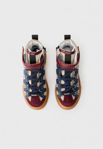 Höga sneakers som har blå, burgunder och beige material, med en strukturerad gummisula, snörning och logobeslag.