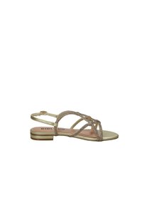 Sandali piatti realizzati in materiale metallico dorato, con un design a strisce e accenti luccicanti, e un piccolo tacco spesso. L'interno è di un beige chiaro.