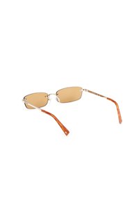 Sluneční brýle s hnědými tónovanými skly, štíhlý stříbrný kovový rám a oranžovo-hnědé vzorované stranice se malým bílým hvězdným akcentem.