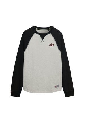 Langarm shirt met ronde hals en raglanmouwen, zwarte mouwen en lichtgrijs lichaam, met kleine tekst "SUPER DRY" op de borst.