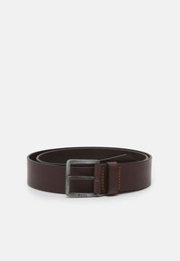 Brun skinnbelte med en sølvfarget metallspenne, med oransje søm. Beltet er flatt og bredt, designet for både uformelle og formelle anledninger.