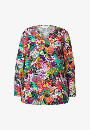 Maglietta a maniche lunghe colorata con scollatura a V, caratterizzata da un vivace motivo floreale e di maschere in rosa, verde, giallo e nero su uno sfondo bianco.