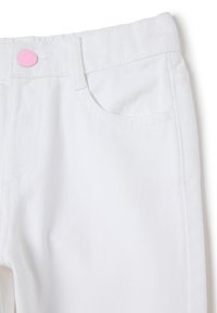 Witte denim broek met een zachte textuur, voorzien van een vijf-pocketdesign, een roze knoopaccent en subtiele diagonale stiksels.