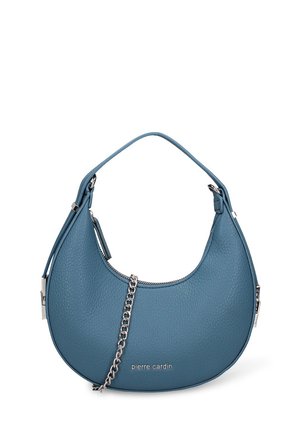 Sac à main en cuir bleu clair texturé avec une forme courbée, accent en chaîne argentée et poignée supérieure ; doté d'une fermeture éclair et de détails de logo.