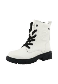 Hvide ankelstøvler lavet af tekstureret syntetisk materiale, med sorte snørebånd, en kraftig sort sål og et prægning med logo på siden.