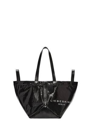 Bolso tote negro de charol con dos asas largas, cierre de cremallera y logo de la marca "LIEBESKIND BERLIN" en la parte frontal. Material duradero, textura suave.