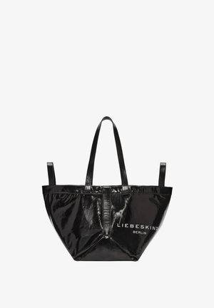 Bolso tote negro de charol con dos asas largas, cierre de cremallera y logo de la marca "LIEBESKIND BERLIN" en la parte frontal. Material duradero, textura suave.