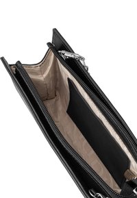 Portafoglio in pelle nera con interno a motivo beige, dotato di più scomparti, una sezione con zip e dettagli in metallo argentato.
