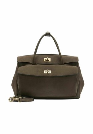 Bolso de ante verde oliva con dos asas superiores, bolsillos con solapa frontal, cierres giratorios dorados y una correa de hombro desmontable.