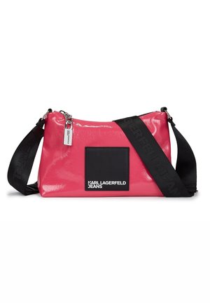 Błyszcząca różowa torebka na ramię z czarnym regulowanym paskiem i przednią naszywką z napisem "Karl Lagerfeld Jeans".