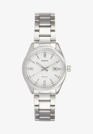 Montre en acier inoxydable argenté avec un cadran blanc, des index argentés et un affichage de la date. Elle possède une lunette texturée et un bracelet à maillons.