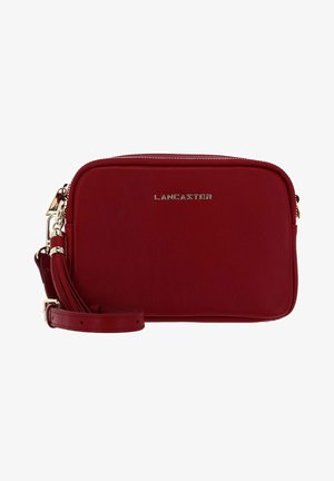 Borsa a tracolla in pelle rossa con chiusura a zip, hardware dorato e tracolla staccabile. Texture liscia; logo del marchio impresso sul davanti.