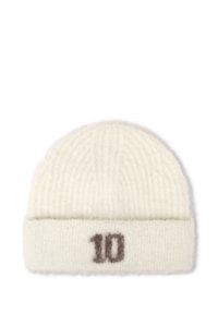 Gorro de punto blanco con textura acanalada y puño doblado, con un número "10" marrón cosido en el frente.