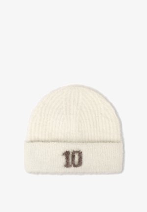 Gorro de punto blanco con textura acanalada y puño doblado, con un número "10" marrón cosido en el frente.
