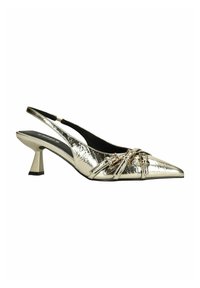 Chaussure à talon slingback en argent métallique avec un bout pointu, présentant un dessus texturé et plusieurs brides horizontales à l'avant. Talon de 3 pouces.