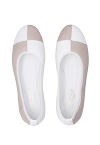 Letvægts balletflader har et geometrisk design med skiftende hvide og beige paneler. Indvendigt er de hvide med brandingdetaljer.