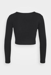 Svart croppad långärmad topp tillverkad av ribbat tyg. Har en rund halsringning och åtsittande ärmar, med en mjuk, stretchig textur.