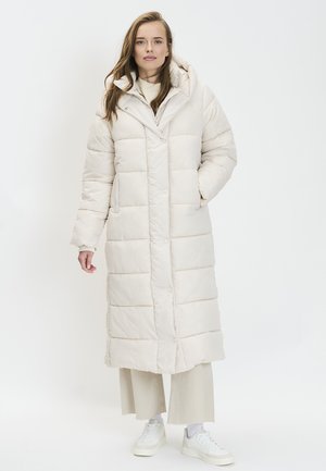 Manteau long matelassé beige clair avec capuche, doté d'une fermeture à boutons et de poches latérales. Texture lisse avec un design matelassé.