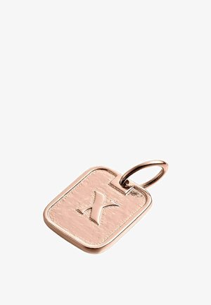 Encanto de metal en color oro rosado, de forma rectangular con esquinas redondeadas, con la letra "X" grabada, superficie texturizada y un lazo para sujeción.