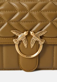 Pinko LOVE ONE CLASSIC - Torba čez telo - piantagione/antique gold-coloured