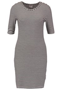 Figurformad knä-lång klänning med svartvita horisontella ränder och korta ärmar.