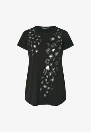 Zwarte t-shirt met korte mouwen, versierd met een metallic grijs en zilver luipaardprint en kleine kralenopsteken aan de voorkant.