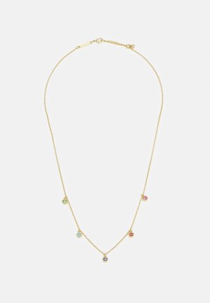 Delikatny złoty naszyjnik z łańcuszkiem, ozdobiony pięcioma małymi, równomiernie rozmieszczonymi wielokolorowymi kamieniami szlachetnymi w kolorach zielonym, niebieskim, fioletowym, czerwonym i różowym.