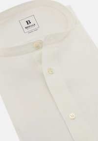 Camicia bianca in lino con colletto standard, caratterizzata da una pattina con bottoni, bottoni in madreperla e un'etichetta con la dicitura "Boggi Milano Tencel Linen."