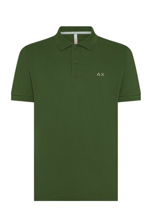 Polo verde in cotone, con colletto a due bottoni, maniche corte e un piccolo logo sul lato sinistro del petto.
