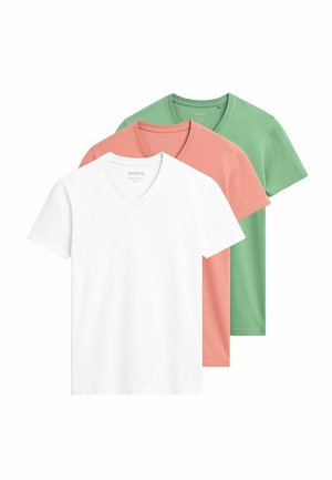 Tres camisetas de cuello en V apiladas: una blanca, una coral y una verde. Hechas de algodón suave, de manga corta y con un corte relajado.