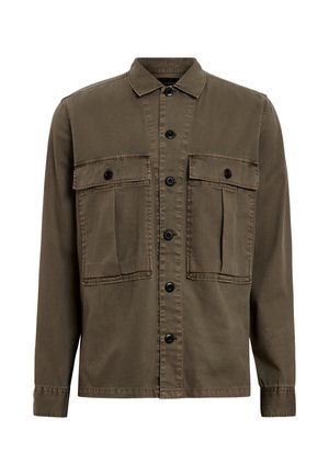 Veste en tissu coton de couleur vert olive, avec deux poches poitrine, un devant boutonné avec des boutons noirs et un col classique.