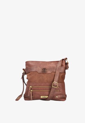 Braune Leder-Crossbody-Tasche mit zwei vorderen Reißverschlusstaschen, verstellbarem Riemen, dekorativem Emblem und Hardware in goldfarbener Ausführung.