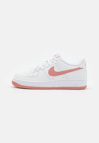 Tenisky Nike Air Force 1 mají bílou koženou svršek s růžovým swooshem, doplněný růžovou gumovou podrážkou a bílým prošitím.