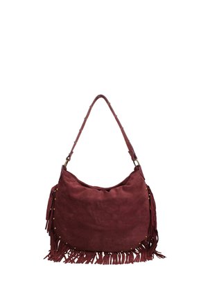Sac à épaule en suède bordeaux doux avec des franges le long du bas et des côtés, équipé de petites clous en laiton et d'une sangle ajustable.