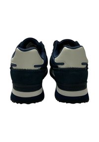 Scarpe da ginnastica blu navy con un pannello posteriore bianco liscio e dettagli testurizzati. Presentano una suola imbottita e un marchio sul tallone.