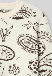 Pull en maille écru avec des motifs floraux et paisley marron, doté d'un col côtelé et d'une texture douce.