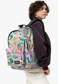 Eastpak OUT OF OFFICE - Mochila - garden soft