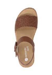 Sandale marron à bout ouvert avec bride avant tissée, bride lisse à la cheville avec boucle et semelle intérieure rembourrée marquée "remonte soft" visible.